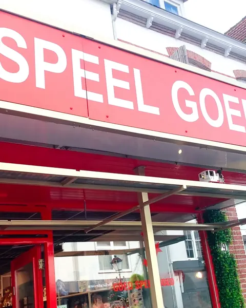 De winkelpui van Goed Speel Goed aan de Bloemendaalseweg, met rode luifel en een etalage vol speelgoed.